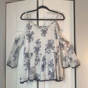 Woman’s patterned cold shoulder blouse. Size Large.